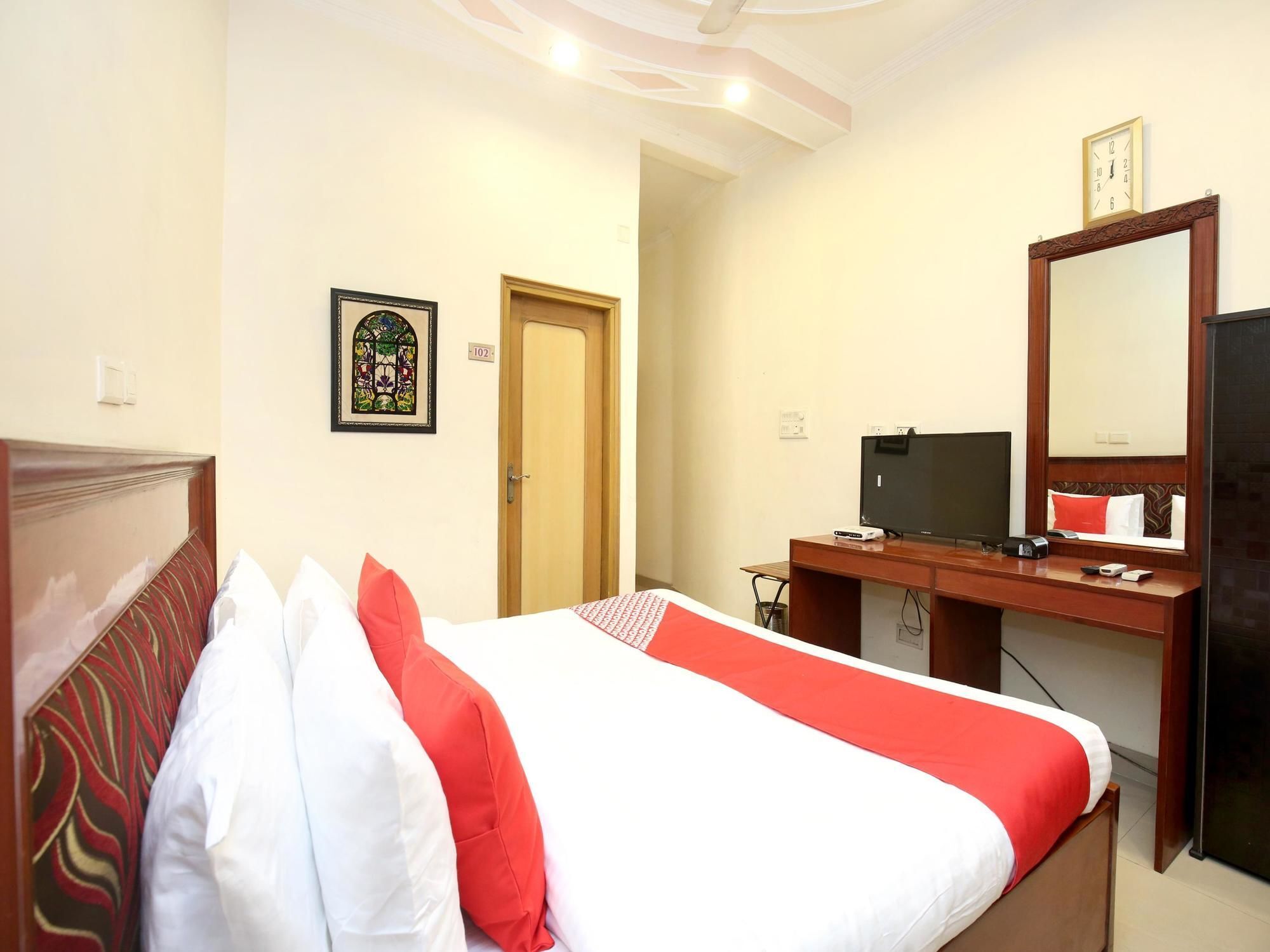 Hotel O Le Bon Ton Ludhiana Bagian luar foto