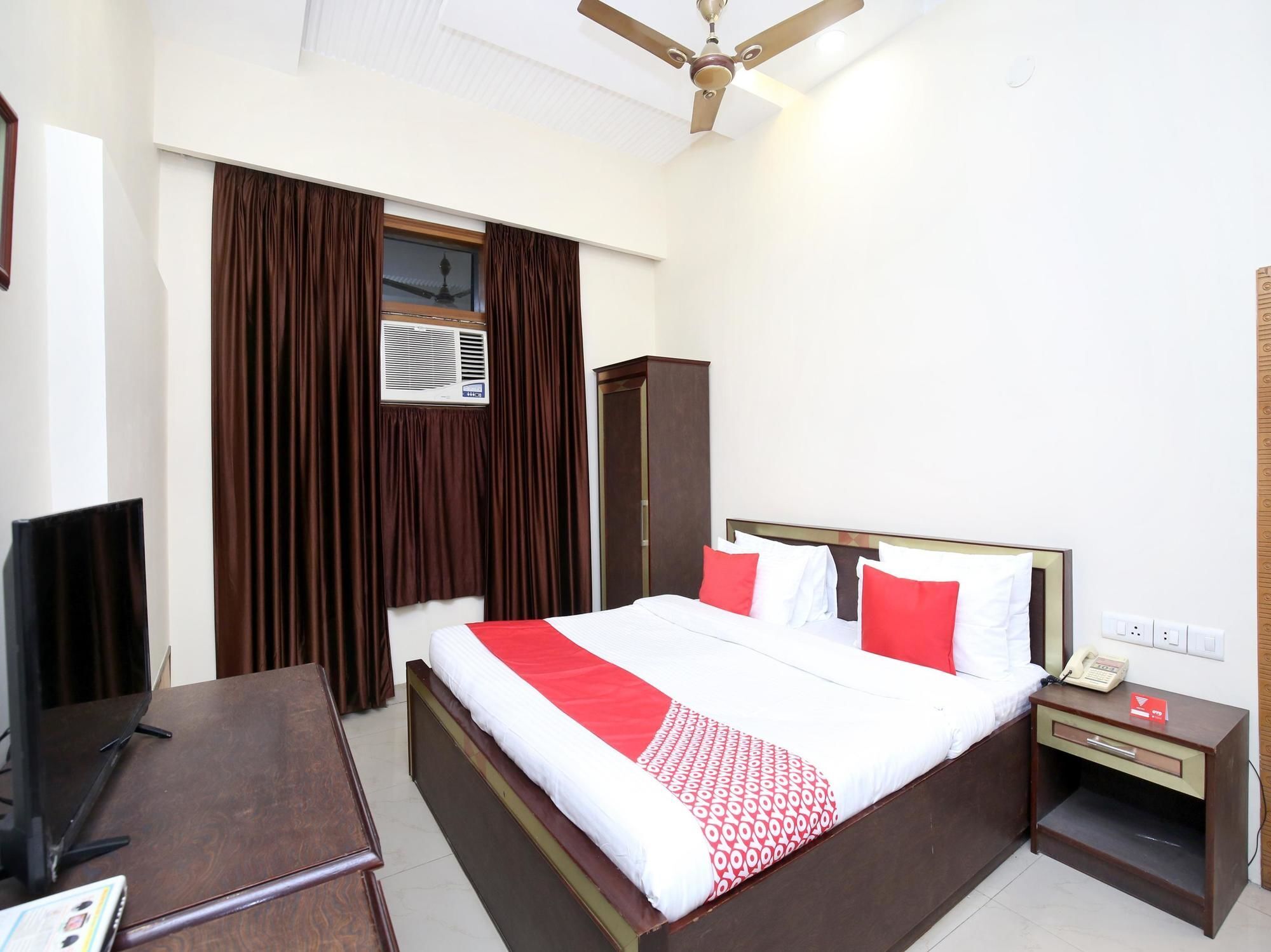 Hotel O Le Bon Ton Ludhiana Bagian luar foto